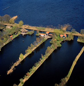 835372 Luchtfoto van recreatiehuisjes in de Kievitsbuurt, het legakkergebied in de Loosdrechtse Plassen te Breukelen.